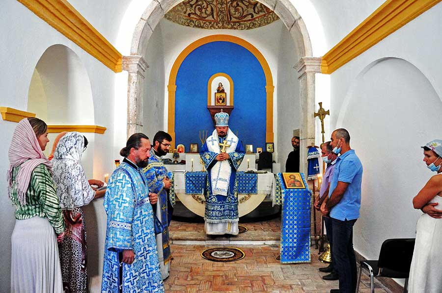 Божественная Литургия в Архиепископ Нестор в Loulé
